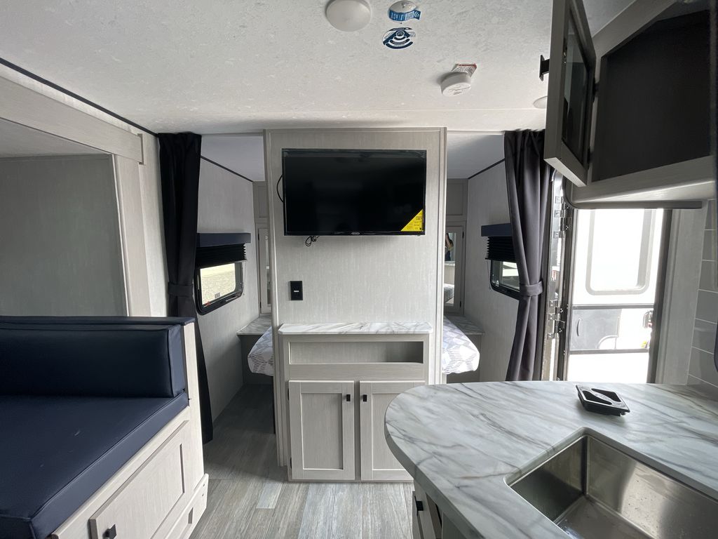 Coachmen RV Apex Ultra-Lite 215RBK Travel Trailer