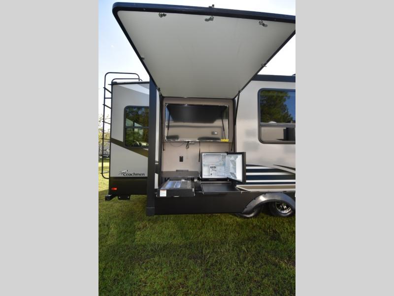 fifth wheels with bath and half and outdoor kitchen